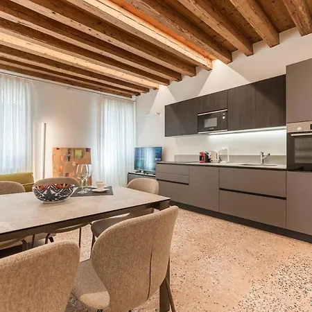 San Tommaso Rialto Terrace شقة